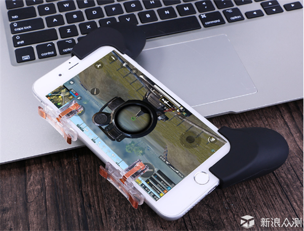 想要男友带吃鸡?送他一款游戏手柄即可