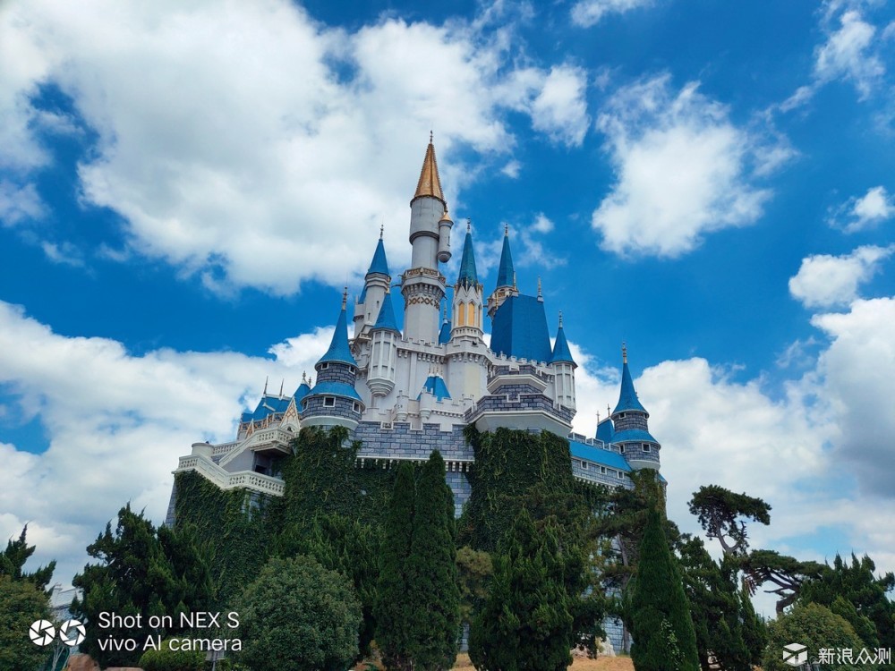 在欧乐堡的蓝火过山车上差点把NEX扔出去