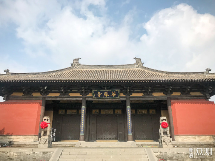 华严寺始建于公元1038年的辽代,比应县木塔还早一点,依据佛教经典