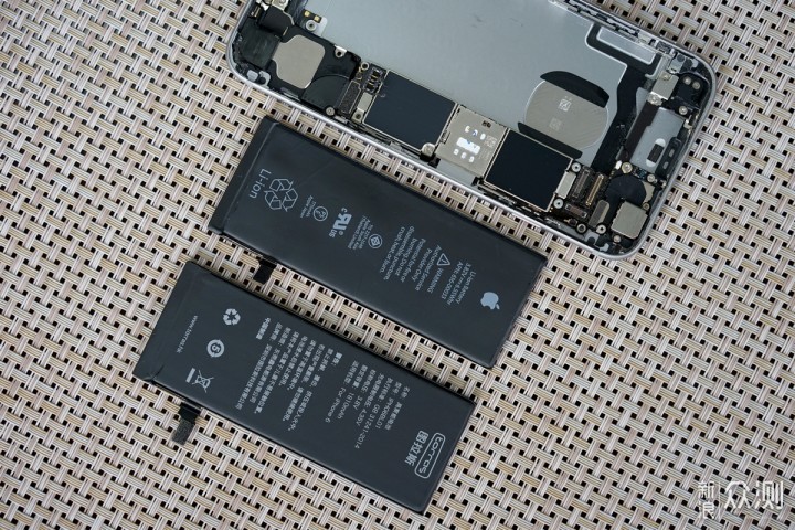 终于,苹果的原装电池顺利卸下来了,对比一下,两颗电池的规格就是一模