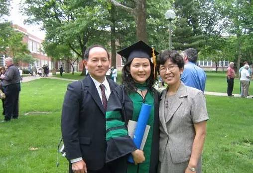 丁晽在美国拿到医学博士学位,成了一名出色的妇产科医生.