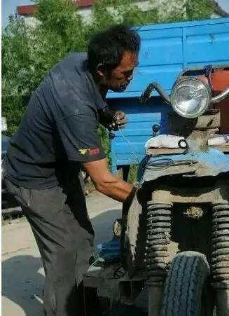 在修车的朱家父亲