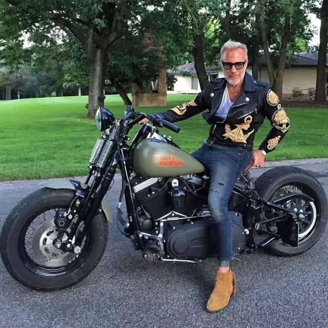 ▼ 机车配夹克,纯纯的雅痞范儿 这才是夹克的正确穿搭方式!