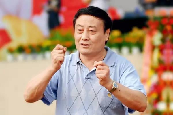 宗庆后是娃哈哈的创始人,比何伯权创业早两年,做儿童营养液起家,于