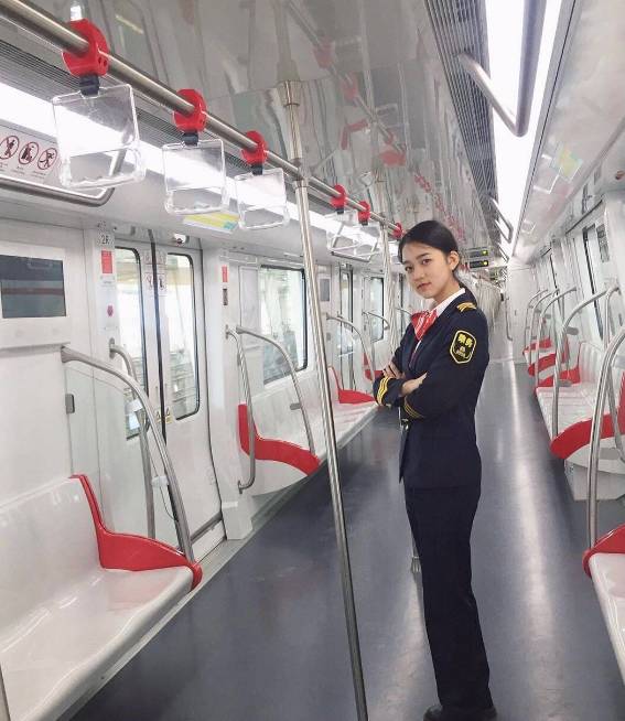 高清无码!地铁1号线95后美女乘务员火爆朋友圈!__财经头条
