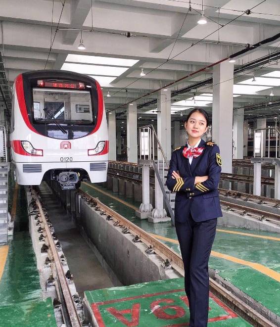 高清无码地铁1号线95后美女乘务员火爆朋友圈
