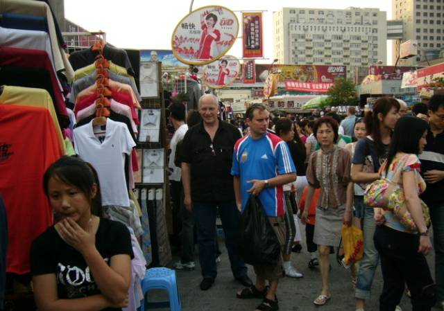 (曾经辉煌的襄阳路批发市场,以假货多著称)