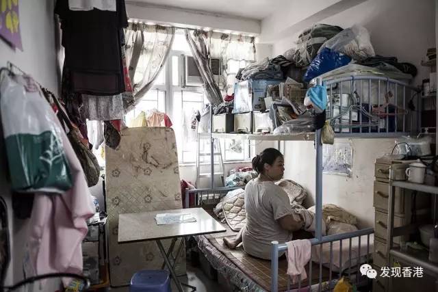 于是香港的房子只能越建越小,香港的"鸽子笼"住宅早已路人皆知,但