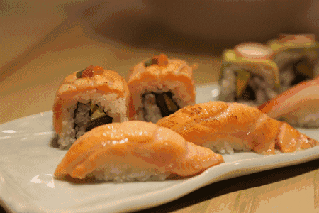 在这里你可以吃到各式各样的寿司手卷式,美式卷寿司,饭团式手握寿司