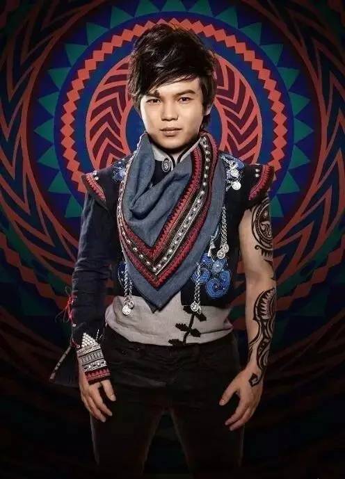 今天,哈尼王子李维真将在300米双塔停机坪上放歌