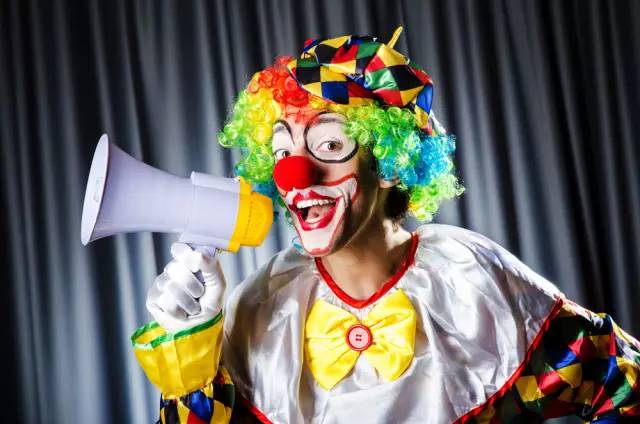 只需随便挑几件 就能做出时尚超美的饰品 小丑魔术 爆笑小丑表演 现场