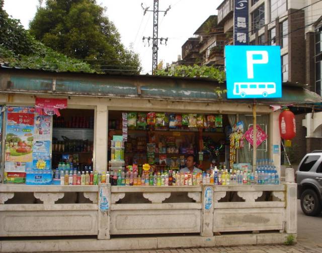 这些普通小超市,小卖部,70%以上在三四线城市,而这些小超市,小卖部的
