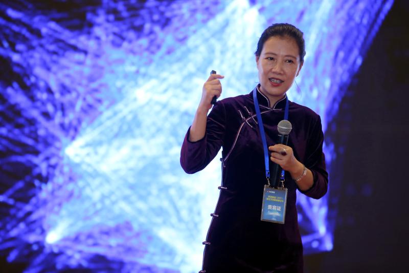 旗袍,举止干练而不失优雅,知名财经评论员,华鑫股份首席经济学家叶檀