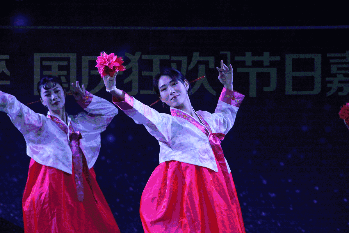 在家门口就能看见东北二人转了你在现场吗