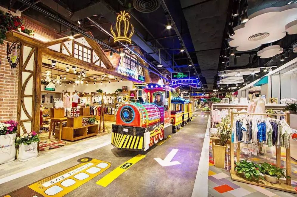 自2013年天津大悦城推出国内首个购物中心主题街区"骑鹅公社"后,"主题