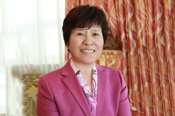 企业通常用制度来约束,管理员工,但冯亚丽认为更重要的,还是人的感情.