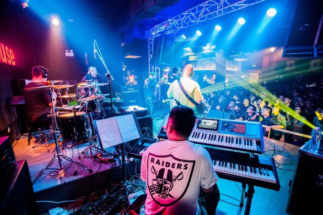 都市微光下的音乐空间——小型livehouse引领新风尚