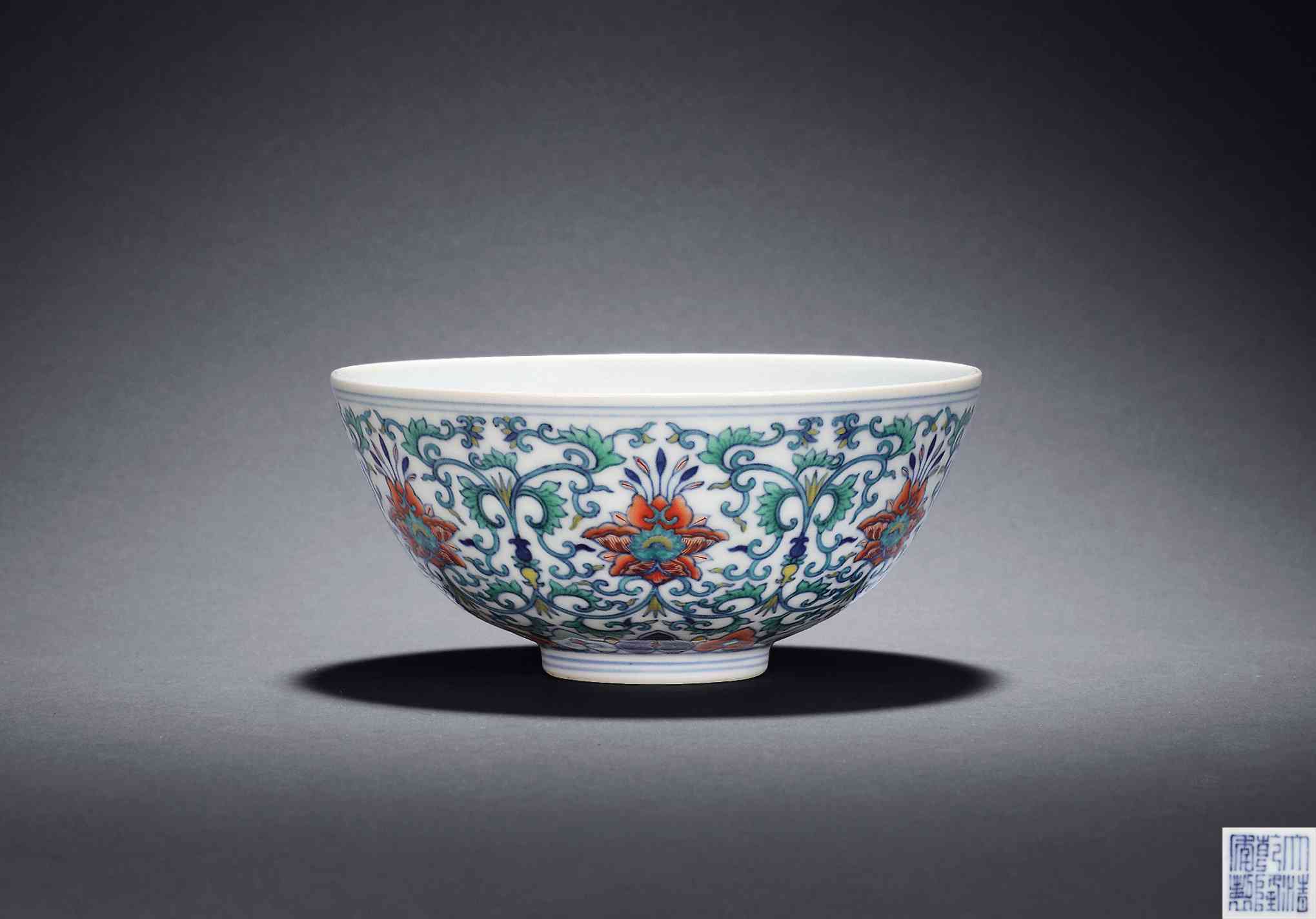 清乾隆斗彩缠枝莲碗