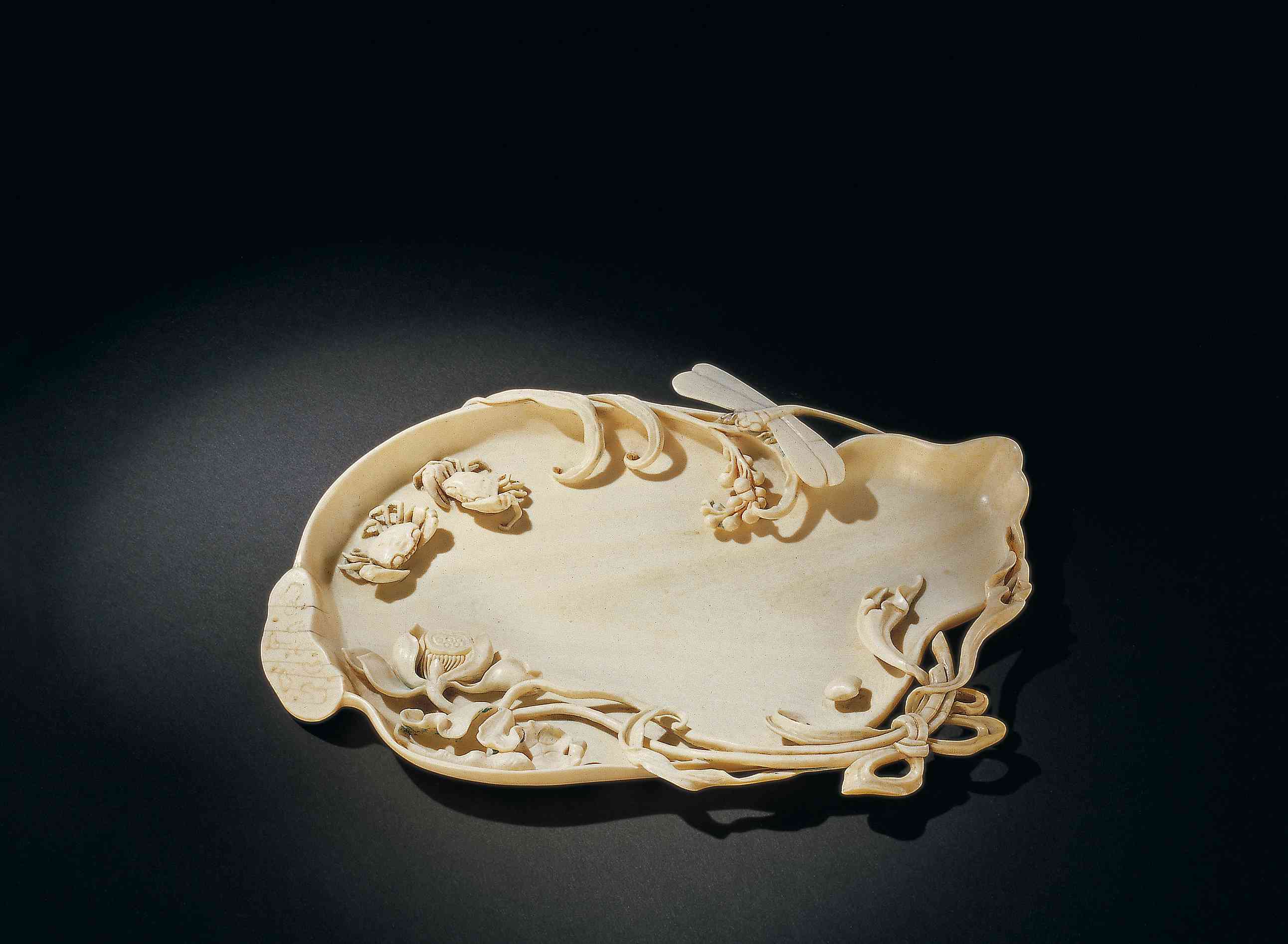 象牙加彩雕双蟹莲荷盘