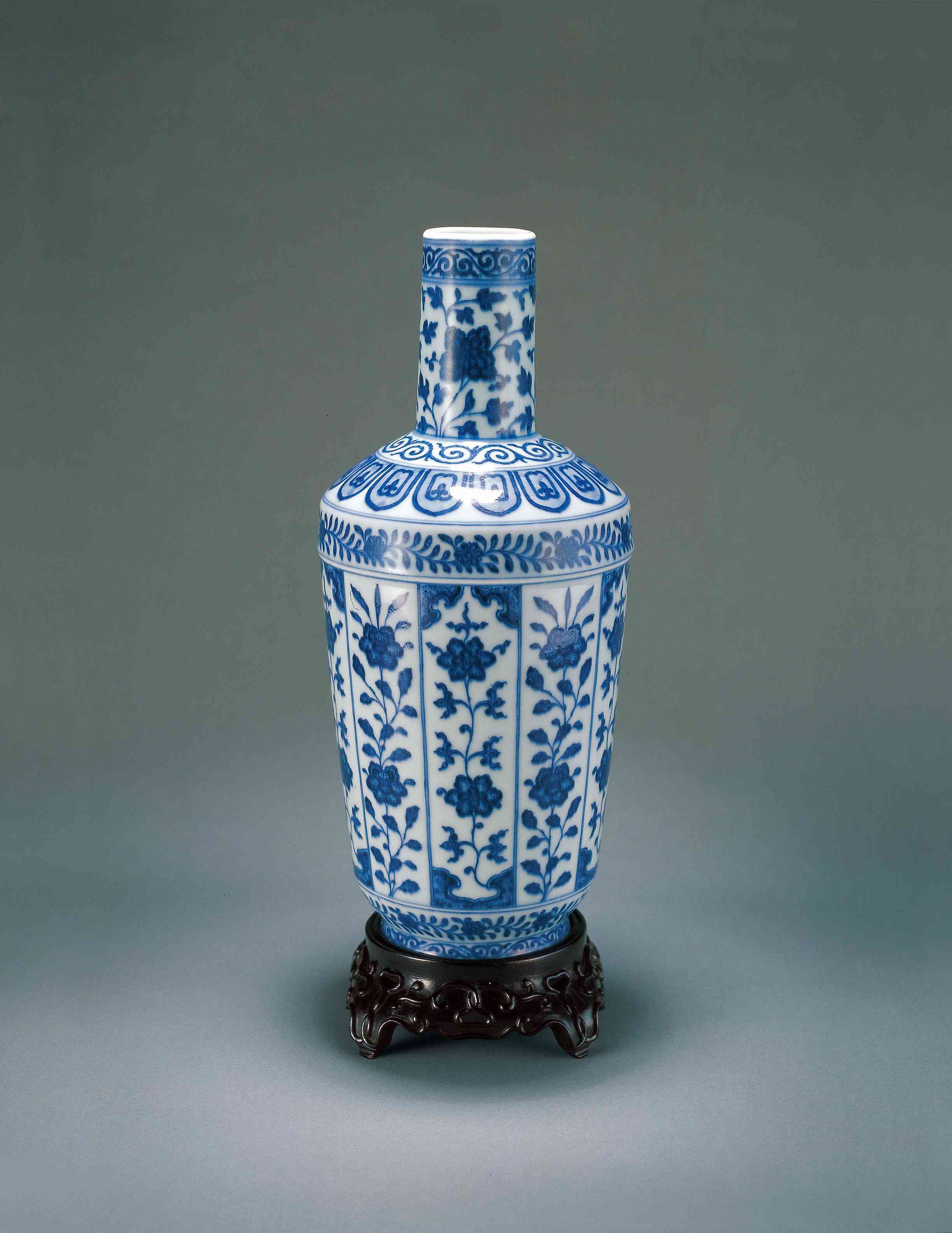 青花花卉直颈瓶