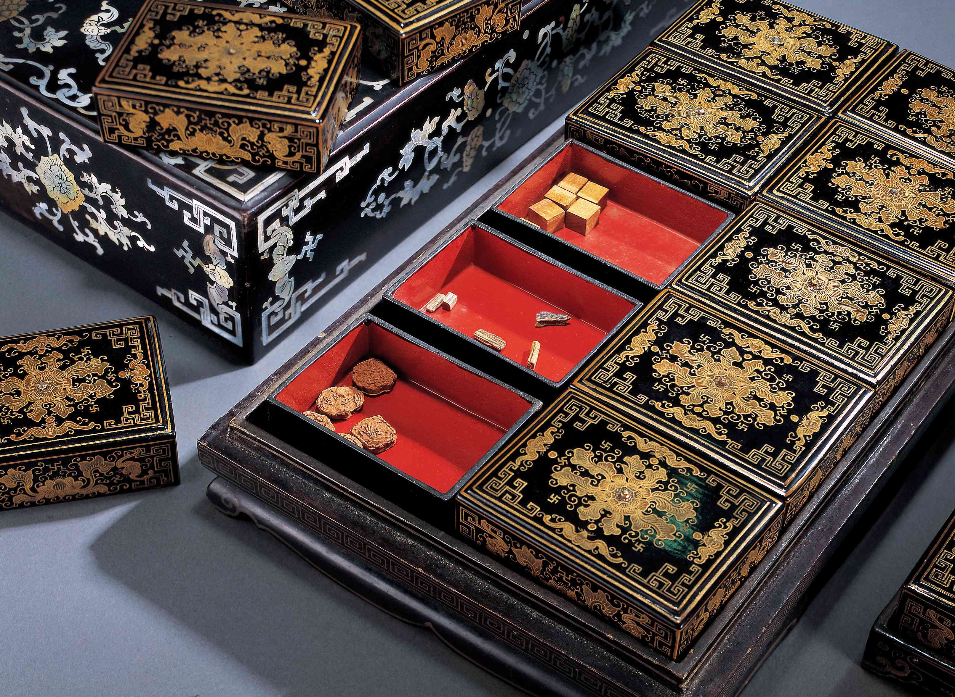 黑漆螺钿描金香盒及原配香料