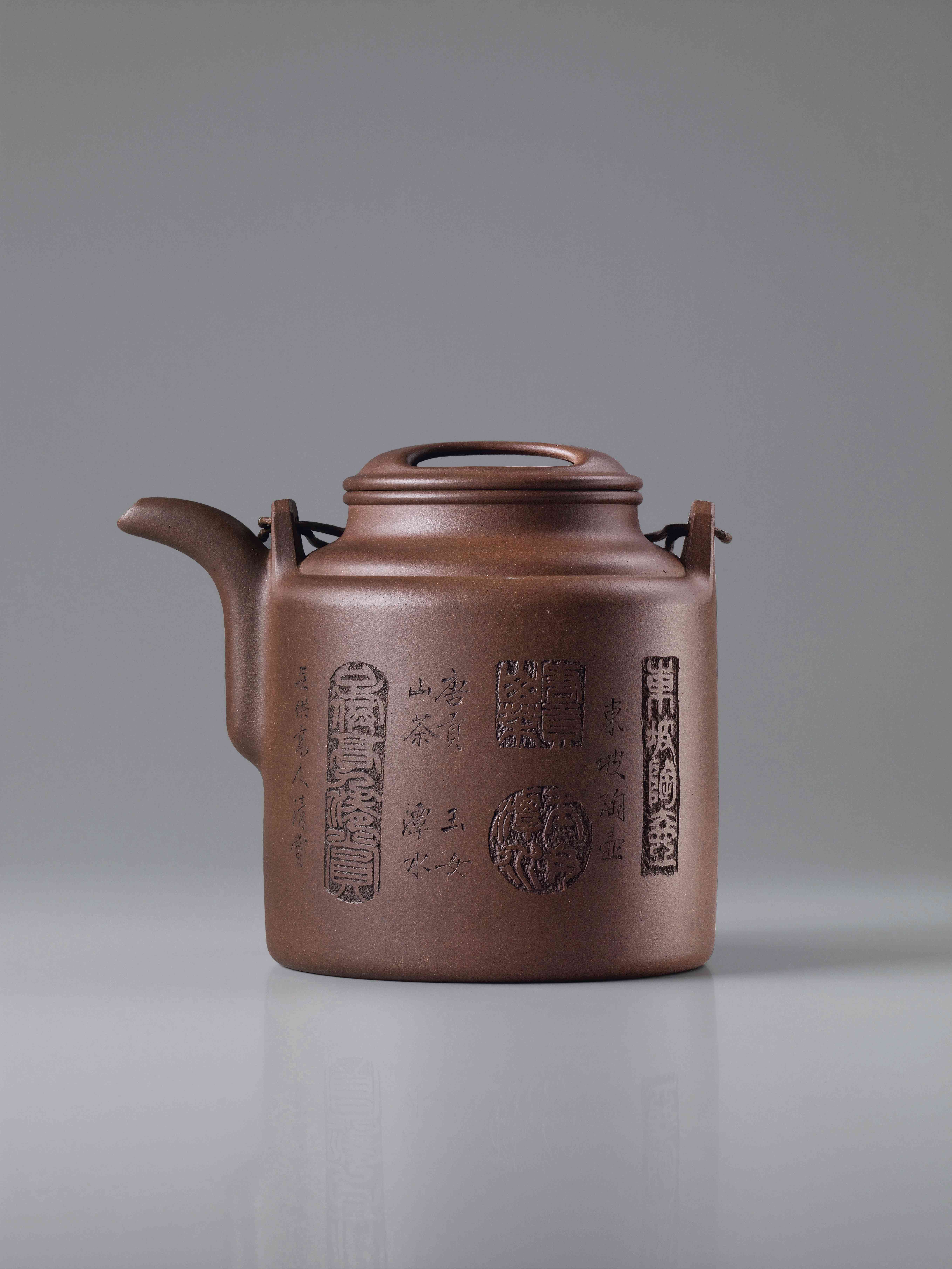 顾景舟被一致公认为现代紫砂陶艺的巨匠,他亲身经历了紫砂陶艺紫砂