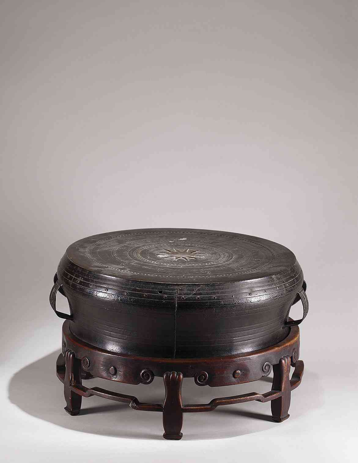 何香凝美术馆 尺寸:直径55cm 此铜鼓于鼓面铸有太阳纹,翎眼纹,云纹