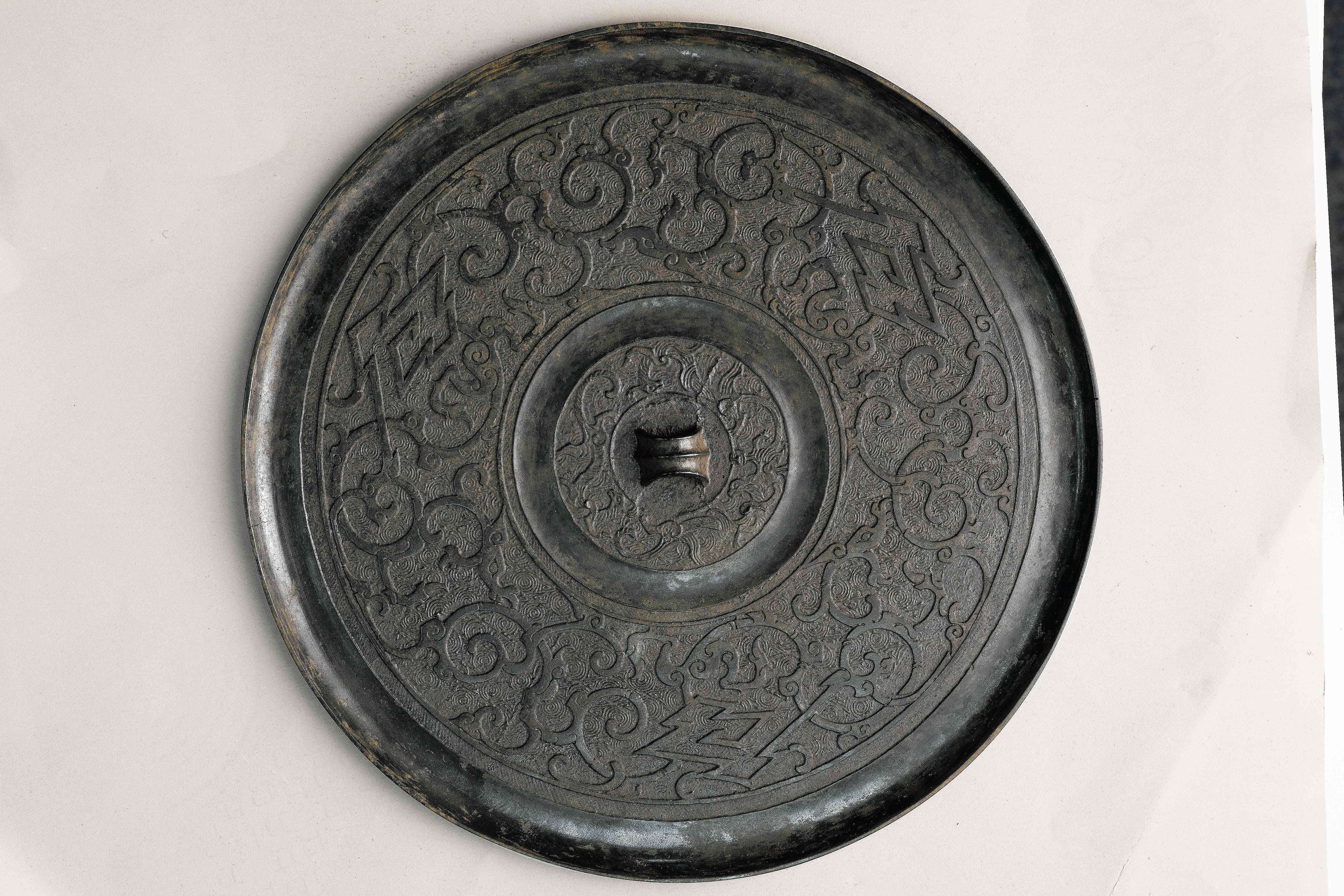 汉代蟠螭纹铜镜图片