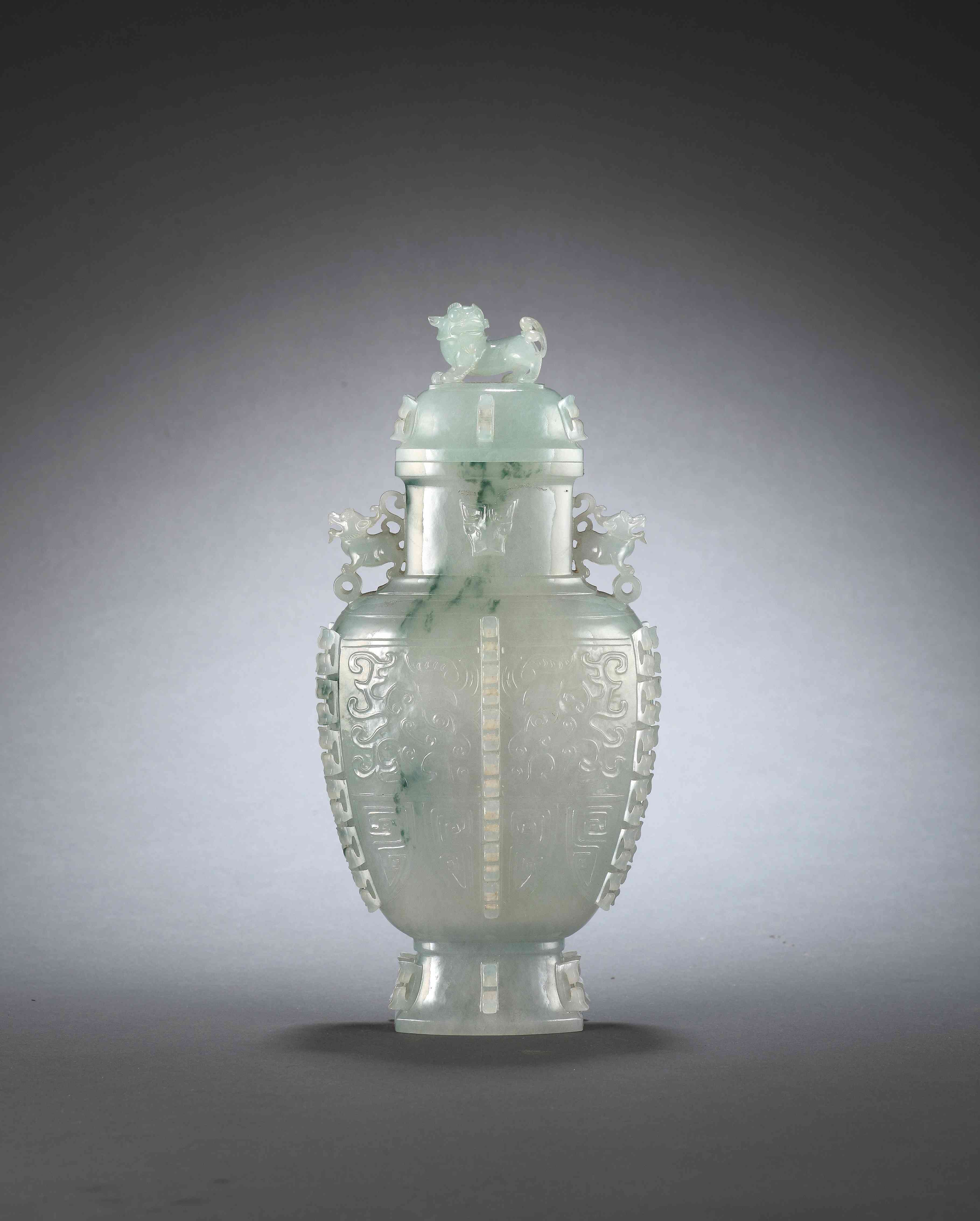 翡翠雕兽面纹盖瓶