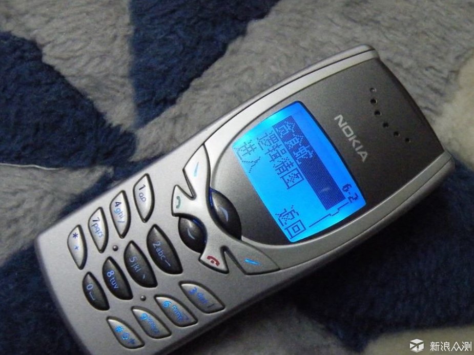 诺基亚8250 第一款蓝屏手机