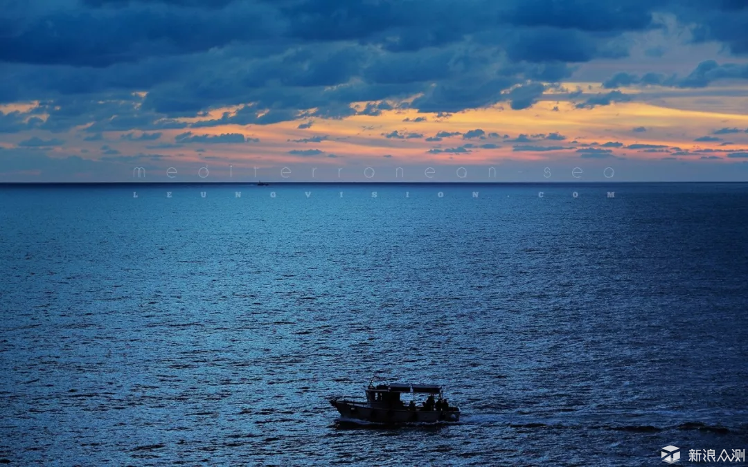 这是大部分人朋友圈照片里最常见的问题,水平线不平.