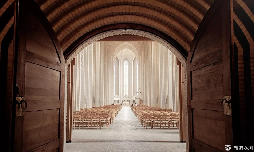 『对称式构图』算是我们最常见最熟悉的一种形式,因为在生活中处处