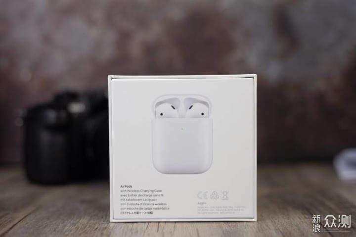 好了到了正式展示包装环节,我记得网上有人爆料出airpods 2的包装背面