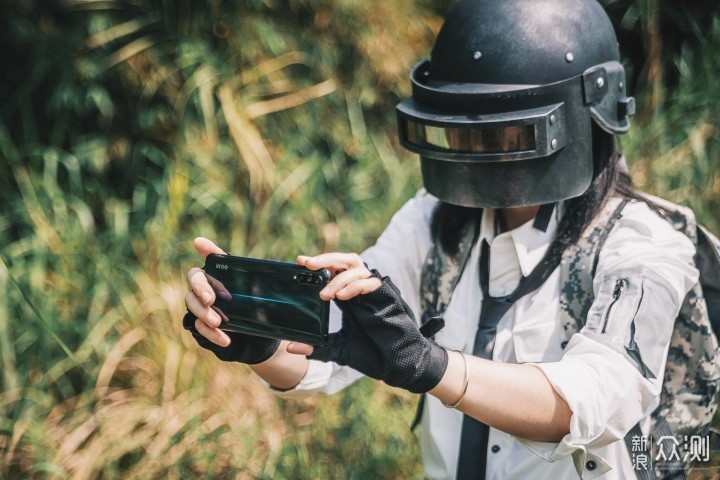 全副武装用手机拍照,纪念对手落地成盒.