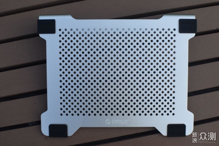 金属材质双风扇设计的奥睿科散热底座