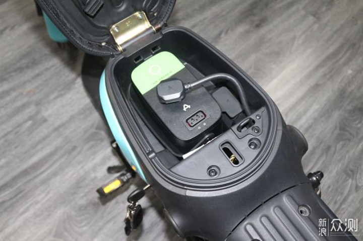 在电池上,我们可以看到小牛的logo,还有充电接口的正负极标识