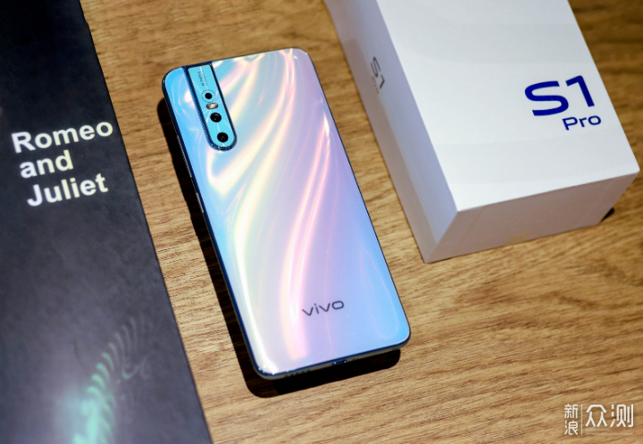 比如你站在街头想拍一幢宏伟的建筑,普通的手机摄像头很有可能拍不