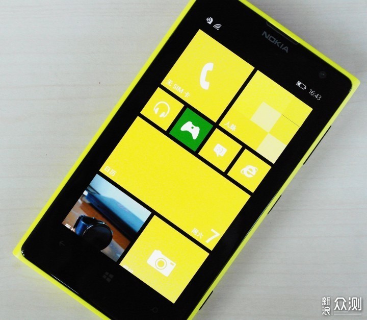 除了背部独特的"奥利奥"设计之外,其实nokia lumia系列还有一个设计