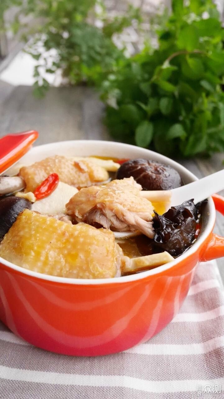 什么炖土鸡最营养价值 0965b7593caf59ea17fc5f0d8d98070e.jpeg