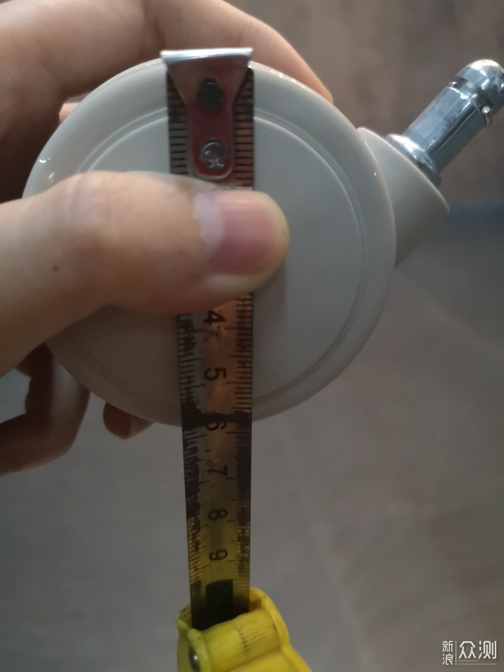 轮子的颜色是米白色,轮子用尺子量了下直径是6cm左右,椅轮的包边用的