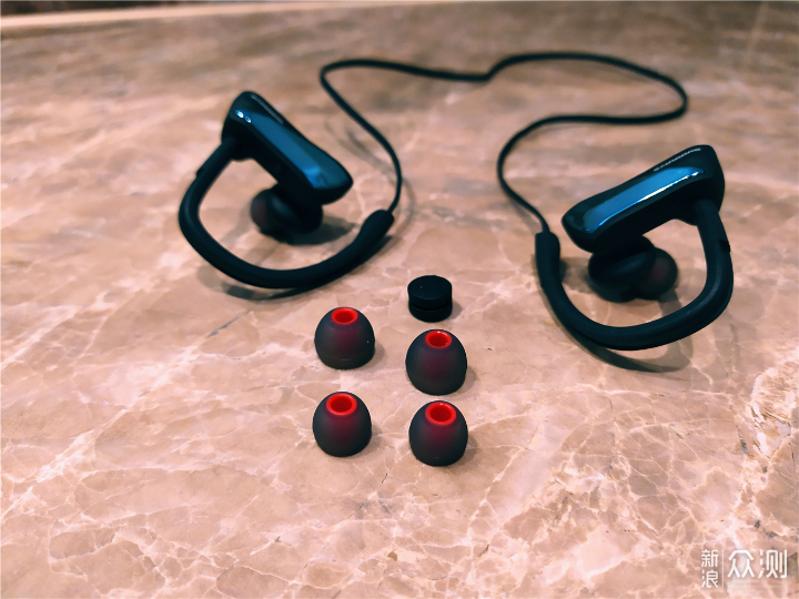 挂耳式耳机运动更容易掉 ecb83bfdec0f55226de92ef9c2387337.jpeg