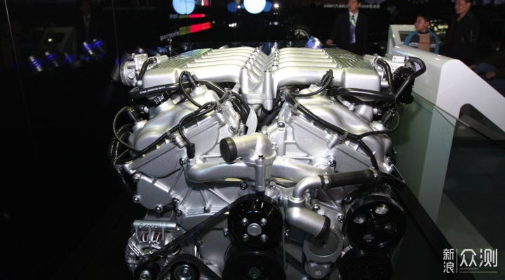 是我国全新自主设计的v12全铝制汽油发动机,体积小,重量轻,但功能非常