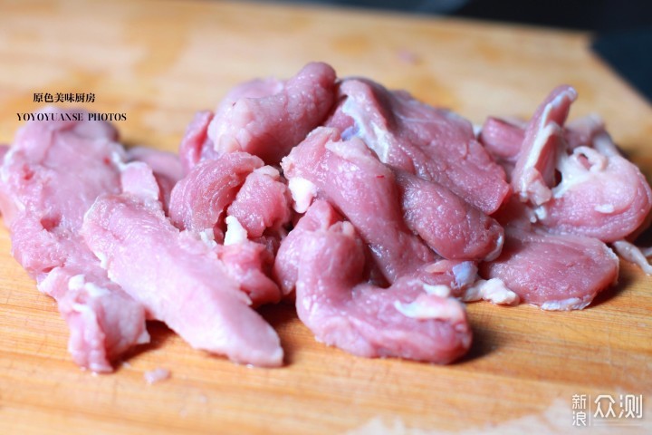 【制作原料】:西红柿2个里脊肉300克盐1茶匙白糖1汤匙蕃茄酱1汤匙料酒