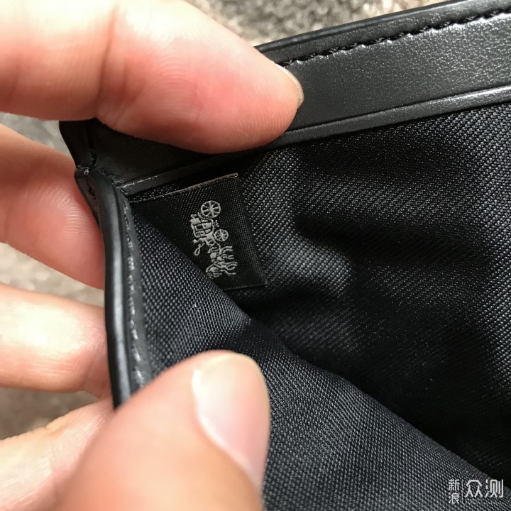 主袋边缝着logo小旗标.