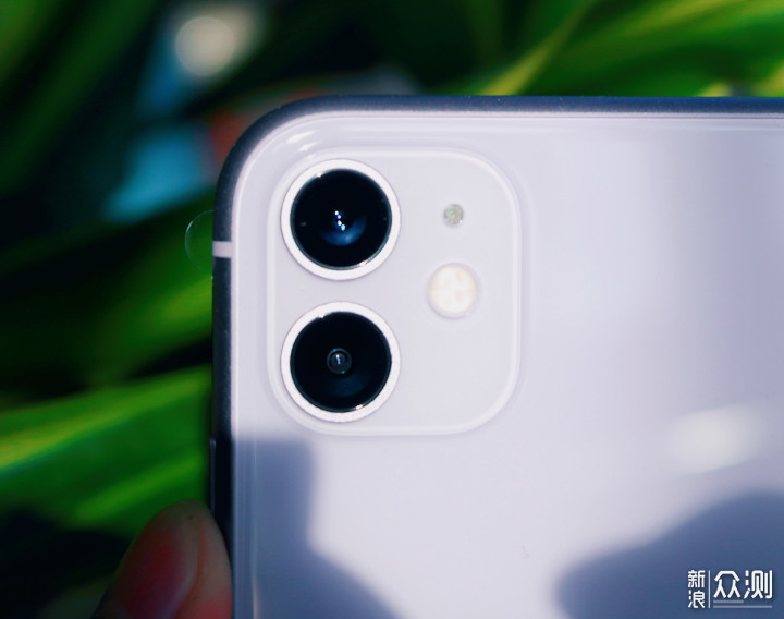 由于这次摄像头模块变大直接导致后背玻璃开口也增大不少,苹果为了