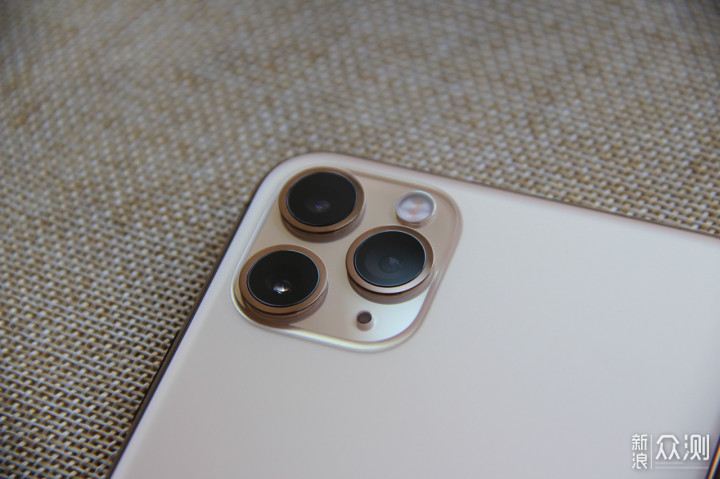 今年苹果设计的浴霸摄像头,在背面左上角区域,辨识度很高.