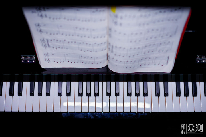 照亮黑白格上的音符——明基钢琴灯