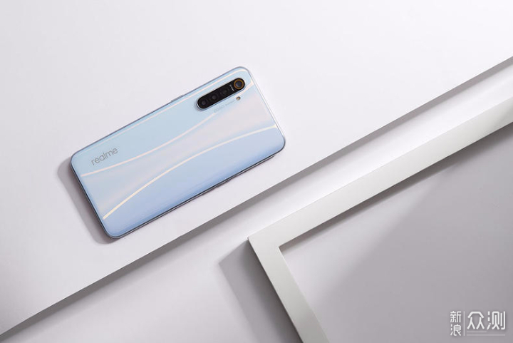 realme是oppo旗下的性价比品牌,和红米手机一样,一直凭借着高性价比