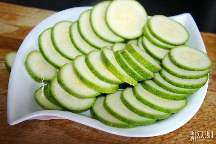 西葫芦不炒不炖不包馅,简单一煎,孩子当饭吃
