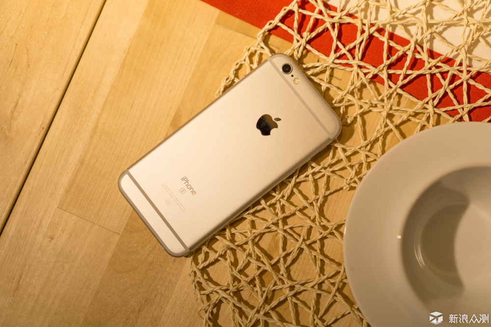 没有太大的外观改变,也就较难从外观上判断到底是s还是非s,只有iphone